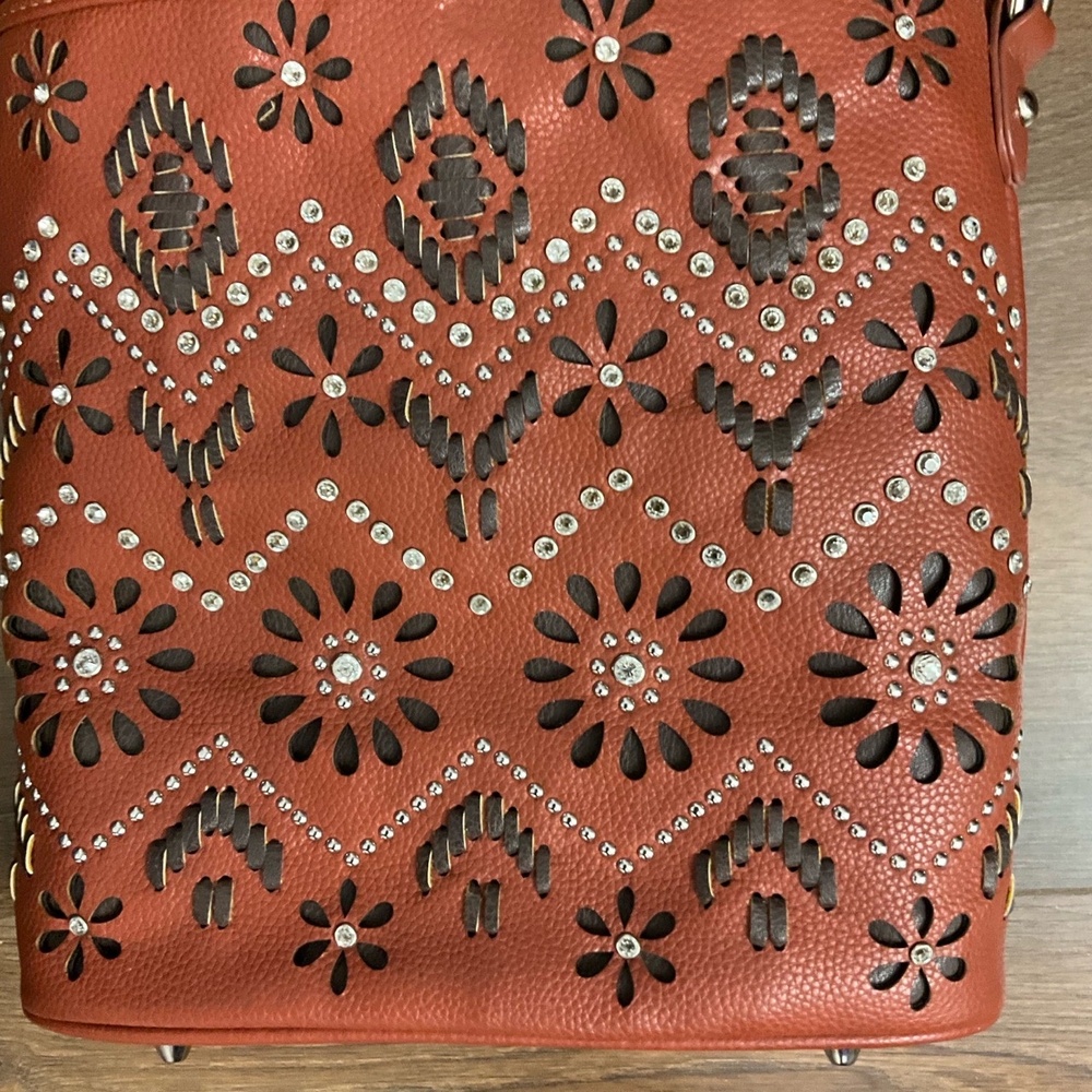 Charming Shyanne Cutout Western Crossbody Bag Purse - Picture 6 of 7